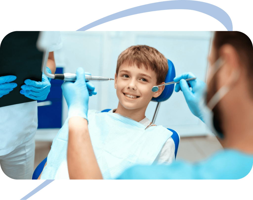 Jonge patiënt tijdens tandartscontrole in de behandelkamer